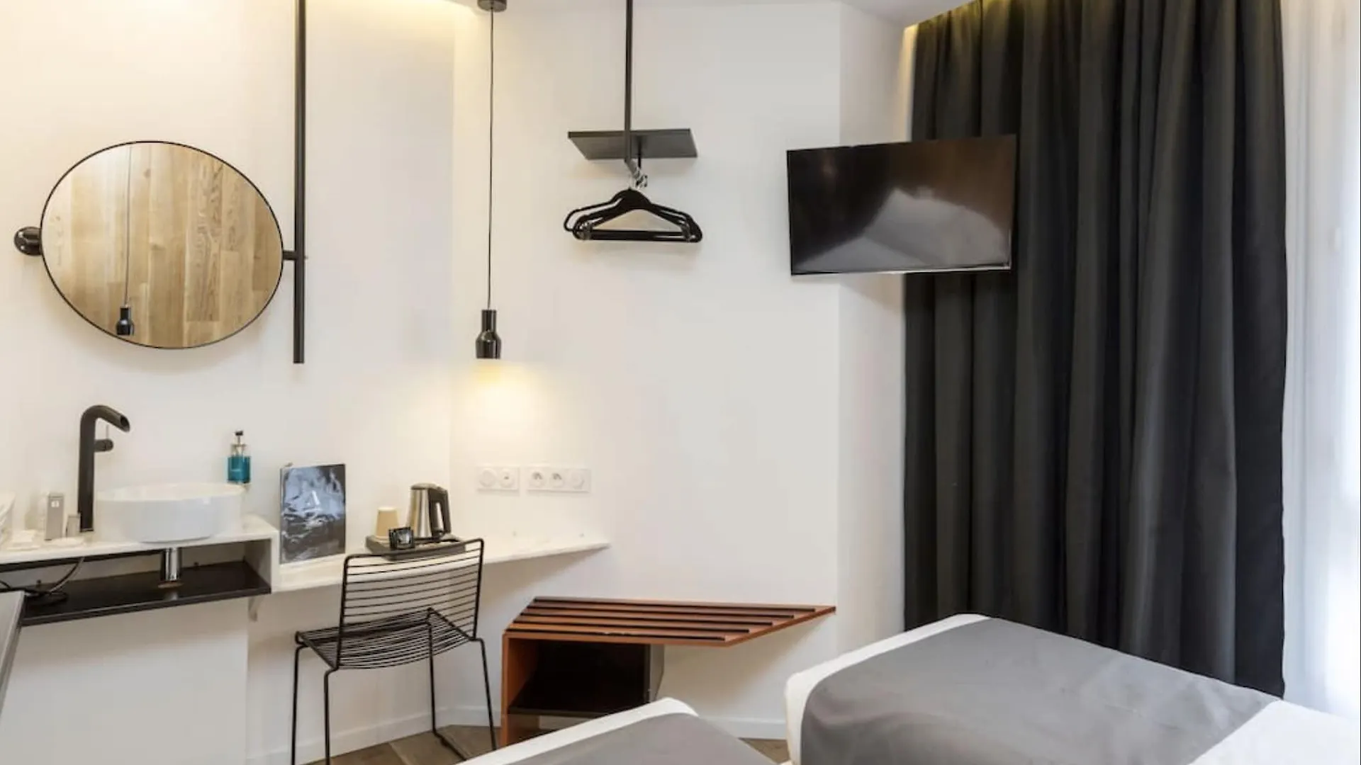 Atypik Hotel  Clichy